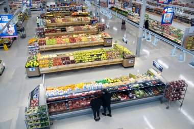 Toronto, Kanada - 08-13-2024: Süpermarketten alışveriş