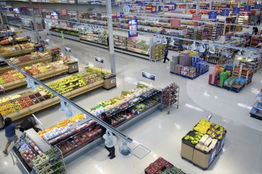 Toronto, Kanada - 08-13-2024: Raflarda bakkaliye ve mal bulunan süpermarket