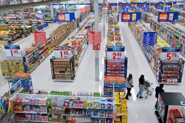 Toronto, Ontario / Kanada - 16 Temmuz 2024: Fiyat ve raflarla süpermarketin yüksek açılı görüntüsü