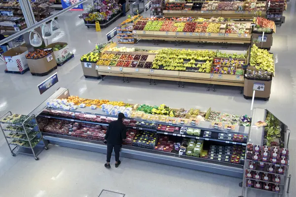 Toronto, Kanada - 08-13-2024: Meyveli bir süpermarketin genel görünümü