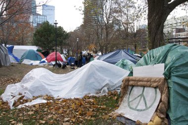 Toronto, Ontario / Kanada - 20 Kasım 2011: Toronto şehir merkezi evsizler için çadır şehri parkı