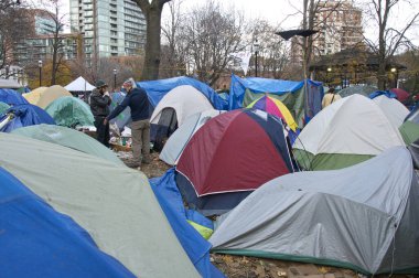 Toronto, Ontario / Kanada - 20 Kasım 2011: Toronto şehir merkezi evsizler için çadır şehri parkı