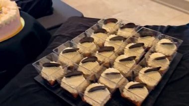 Lezzetli şekerlerle dolu bir masa