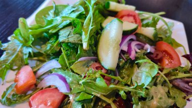 Marul ve domatesli İtalyan salatası.