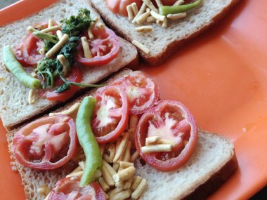 Ekmek, domates ve kişniş yapraklarından oluşan vejetaryen sandviçi çok amaçlı kullanım için