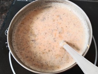 Çok amaçlı kullanım için inek sütü, şeker ve çay yapraklarından oluşan süt çayı