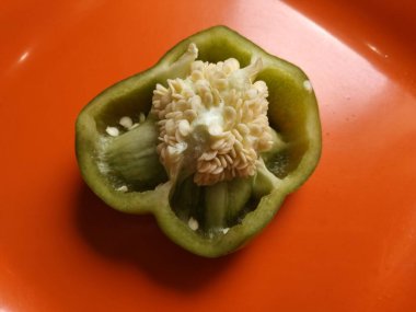 Projelerin çok amaçlı kullanımı için yarıya indirilmiş Capsicum 'un yakın görüntüsü