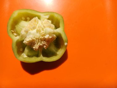 Projelerin çok amaçlı kullanımı için yarıya indirilmiş Capsicum 'un yakın görüntüsü