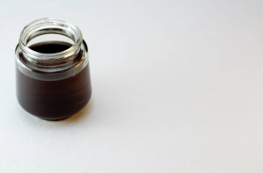 O şaraba koyu yeşil saç yağı karıştırılır.