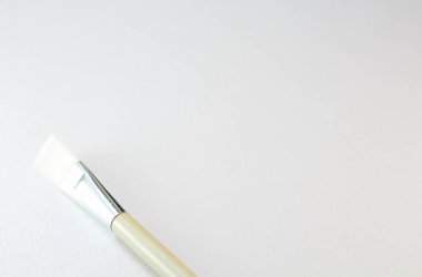 Yüz maskesi uygulaması için fırça, beyaz arkaplanda izole görünüm