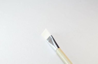 Yüz maskesi uygulaması için fırça, beyaz arkaplanda izole görünüm