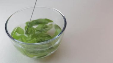 Yüz tedavisi için Aloe Vera posası kullanılıyor