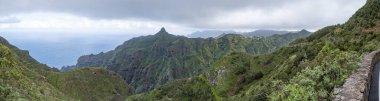 Tenerife adasında, kanaryalarda, İspanya 'da yaz seyahatleri sırasında yeşil doğal dağların ve tepelerin inanılmaz manzarası.