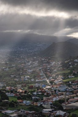 Tenerife, kanarya ve İspanya 'da fırtınadan sonra ışıktan güzel bir şehir kaçışı.