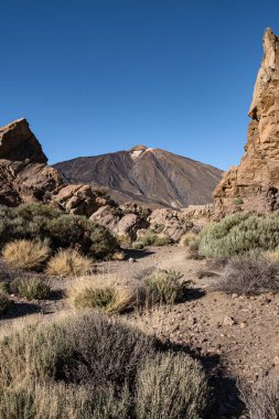 Tenerife, kanaryalar, İspanya 'daki El Teide volkanı dağ sırası çölündeki yürüyüş yolu manzarası.