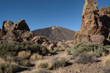 Tenerife, kanaryalar, İspanya 'daki El Teide volkanı dağ sırası çölündeki yürüyüş yolu manzarası.