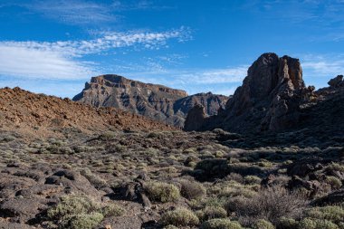 Tenerife, kanaryalar, İspanya 'daki El Teide volkanı dağ sırası çölündeki yürüyüş yolu manzarası.