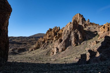 Tenerife, kanaryalar, İspanya 'daki El Teide volkanı dağ sırası çölündeki yürüyüş yolu manzarası.