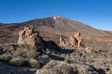 Tenerife, kanaryalar, İspanya 'daki El Teide volkanı dağ sırası çölündeki yürüyüş yolu manzarası.