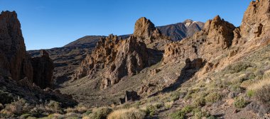 Tenerife, kanarya ve İspanya 'daki El Tide volkanı çölündeki tepelerden ve dağlardan oluşan muazzam bir manzara.