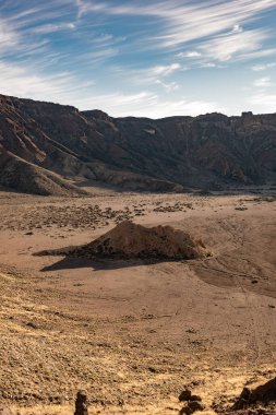 Tenerife, kanarya ve İspanya 'daki el teide volkan dağ sırası çölündeki yürüyüş yolunun dikey manzarası.