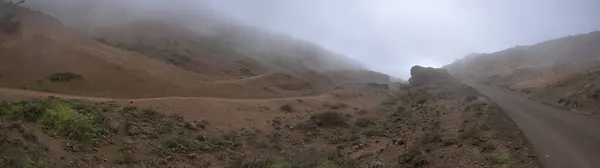 橙色雾蒙蒙的山区沙漠中的大路全景 形似沼泽和沙丘 在藤蔓 金丝雀 西班牙 — 图库照片