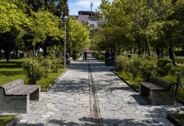 İskandinav, İskenderiye 'de Kole Idromeno Caddesi yakınlarındaki Rugga hasan Rıza Paşa' da yeşil çimenler ve ağaçlarla dolu sakin ve küçük şehir parkının güzel bir fotoğrafı.