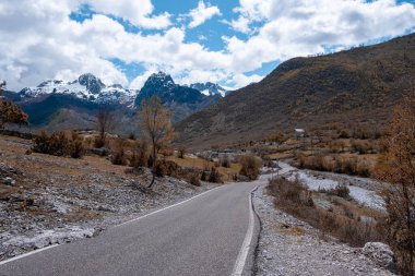 Shkoder, Abania 'da dağ sırasına giden güzel bir yol manzarası var.