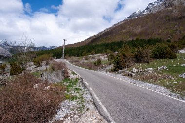 Shkoder, Abania 'da dağ sırasına giden güzel bir yol manzarası var.