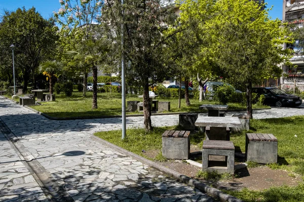 静かで小さな都市公園の美しい風景写真 緑の草とラグビーの木 ハサン ライザ パシャ シャンガーのコール イドロメオ通りに近い アルバニア — ストック写真