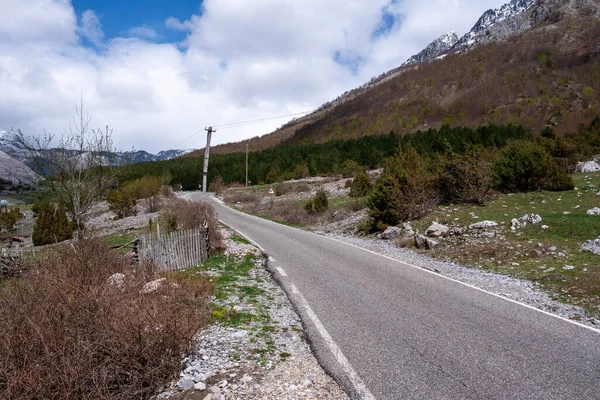 Piękny Krajobraz Drogi Wchodzącej Pasmo Górskie Pełne Śniegu Shkoder Albania — Zdjęcie stockowe