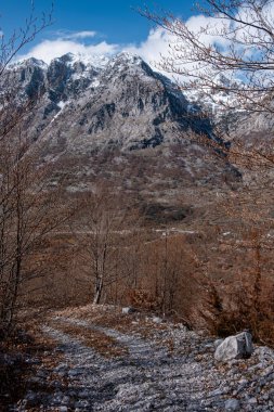 Arnavutluk 'un Valbona Vadisi Ulusal Parkı dağları sonbaharda kar, kahverengi ve turuncu yapraklarla dolacak