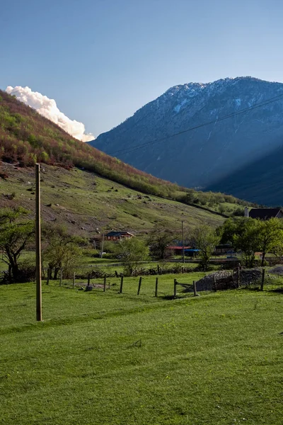 Ilık bahar gününde gün batımında uzak bir köyde Valbona Ulusal Parkı 'nda, Schkoder, Arnavutluk' ta