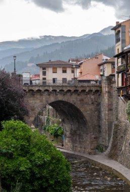 Potes, picos de europa, İspanya 'nın küçük köyünde geleneksel tipik evler