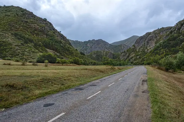 Cordillera Cantabrica, picos da europa, Leon, asturias, İspanya 'da yaz boyunca dağlarla ve ağaçlarla dolu doğal parktan geçen güzel bir manzara fotoğrafı.