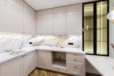 Işıklı parlak bir evde yeni bir stüdyo mutfağı tasarlamak.