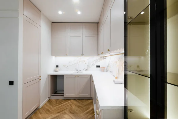 Muebles Nuevos Elegantes Modernos Cocina Con Una Gran Encimera Iluminación —  Fotos de Stock
