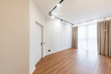 Büyük pencereli ve zeminli boş parlak odanın iç tasarımı