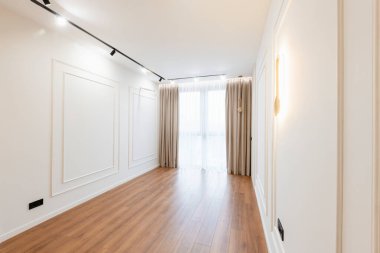 Büyük pencereli ve zeminli boş parlak odanın iç tasarımı