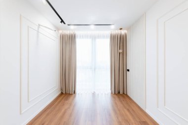 Büyük pencereli ve zeminli boş parlak odanın iç tasarımı