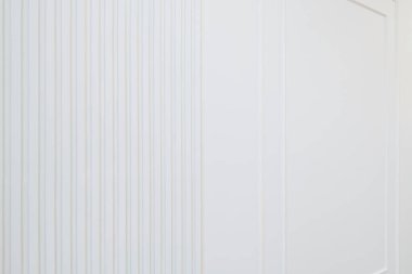 Dikey çizgileri olan beyaz bir duvar. Tasarımcılar için yüksek kaliteli fotoğraflar