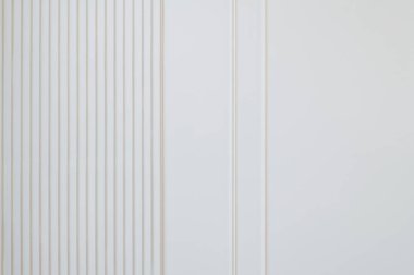Dikey çizgileri olan beyaz bir duvar. Tasarımcılar için yüksek kaliteli fotoğraflar