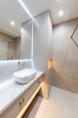 Banyo iç tasarımı büyük ayna gri kiremitler ve cam duvarla