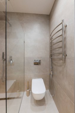 Banyo iç tasarımı büyük ayna gri kiremitler ve cam duvarla