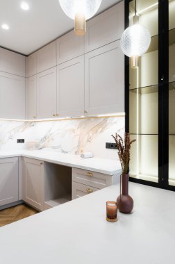 Yeni binada yeni moda ve modern mutfak.