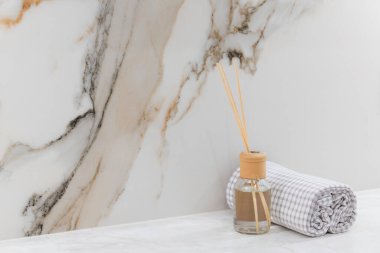 Yeni temiz bir mutfaktaki beyaz masa üstünde aroma yayıcı.