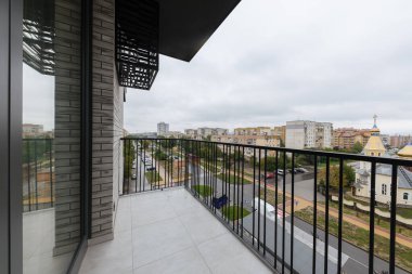 Siyah metal parmaklıklı balkon. Şehir görünümü