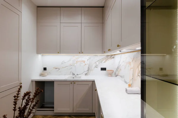 Muebles Nuevos Elegantes Modernos Cocina Con Una Gran Encimera Iluminación —  Fotos de Stock