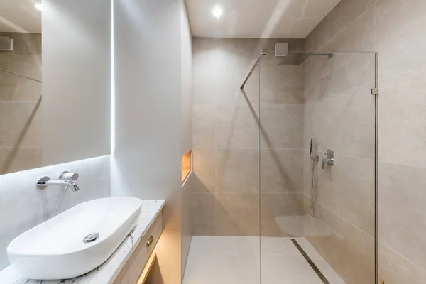 Design Interiores Banheiro Com Grandes Azulejos Espelho Cinza Parede Vidro — Fotografia de Stock
