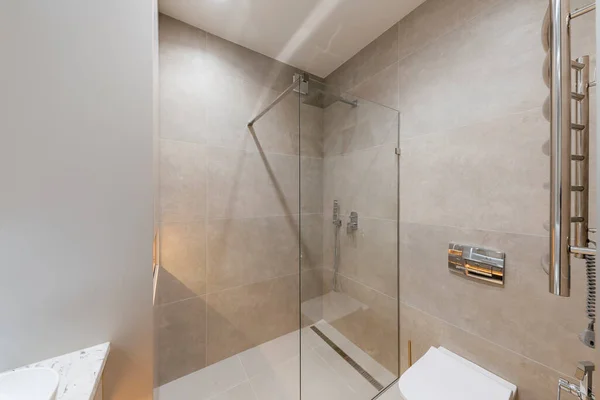 Koupelna Design Interiéru Velkým Zrcadlem Šedé Dlaždice Skleněné Stěny — Stock fotografie